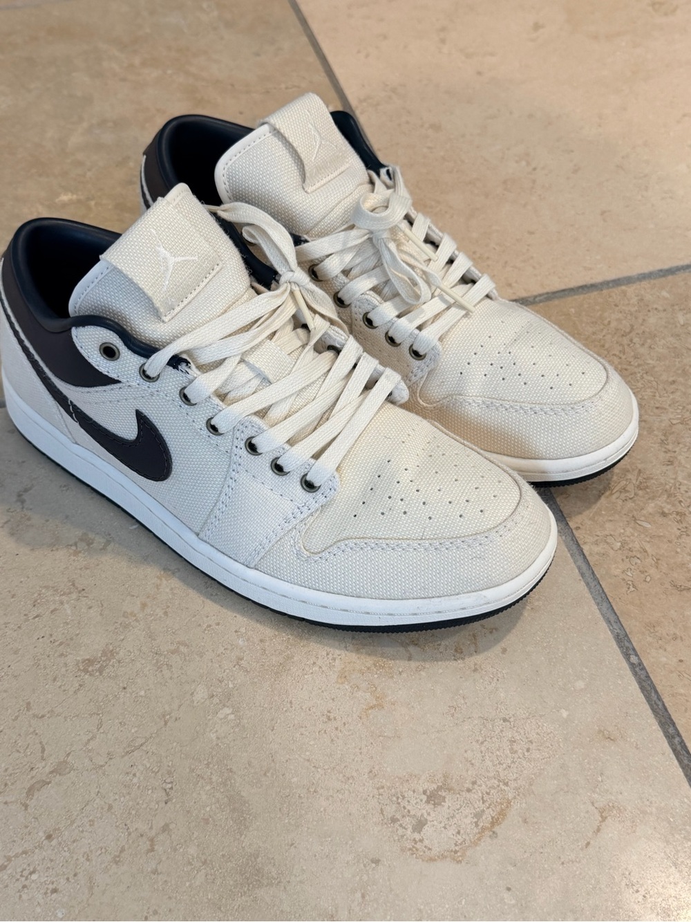 Men’s Nike Low Top Sneakers in Off-White and Brown